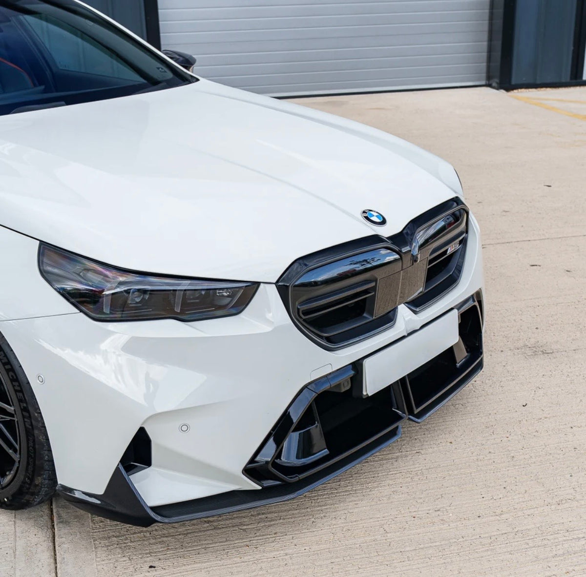 BMW M5 G90 Frontansicht mit MP V2 Carbon Frontlippe