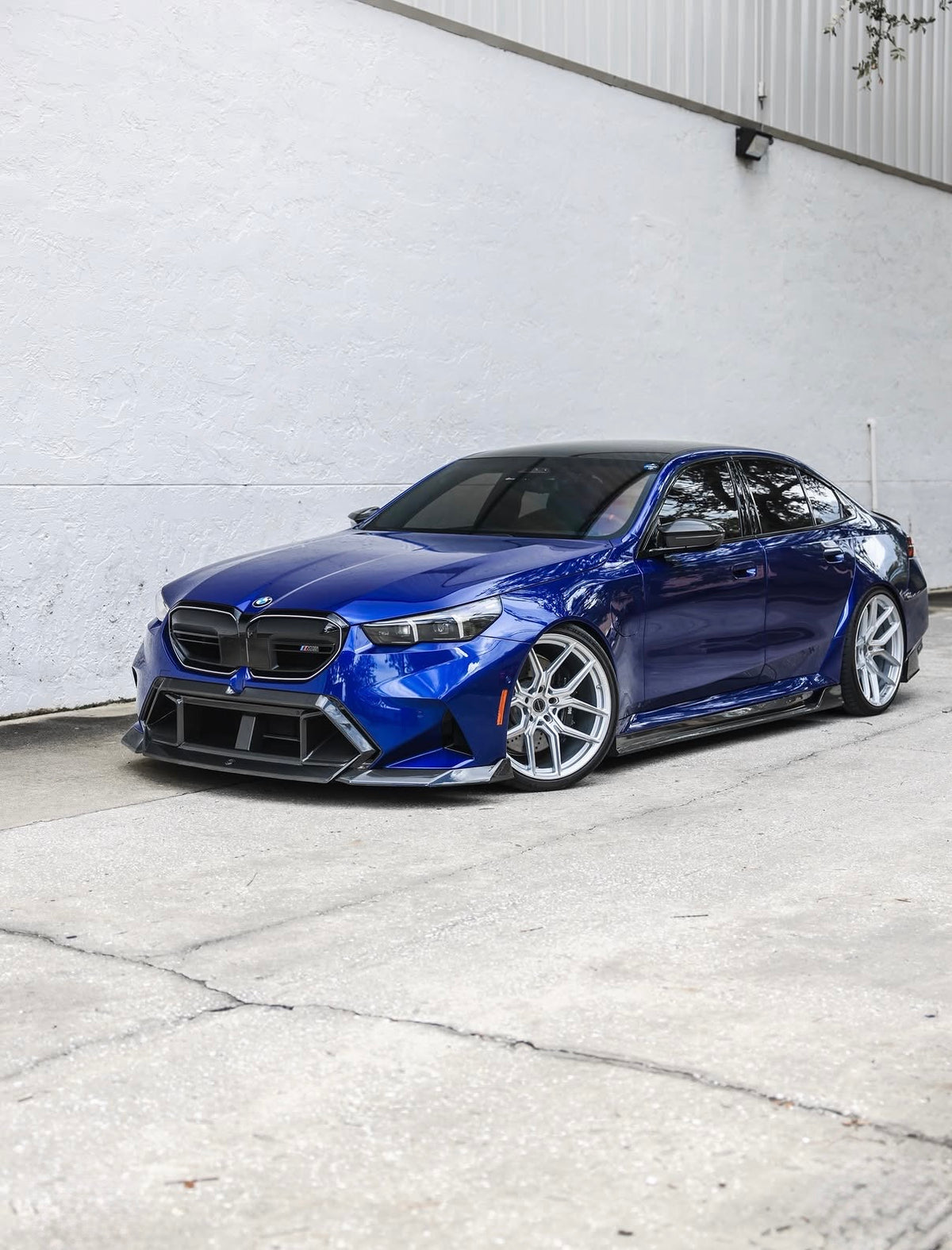 BMW M5 G90 Frontansicht mit RV V1 Dry-Carbon Frontlippe