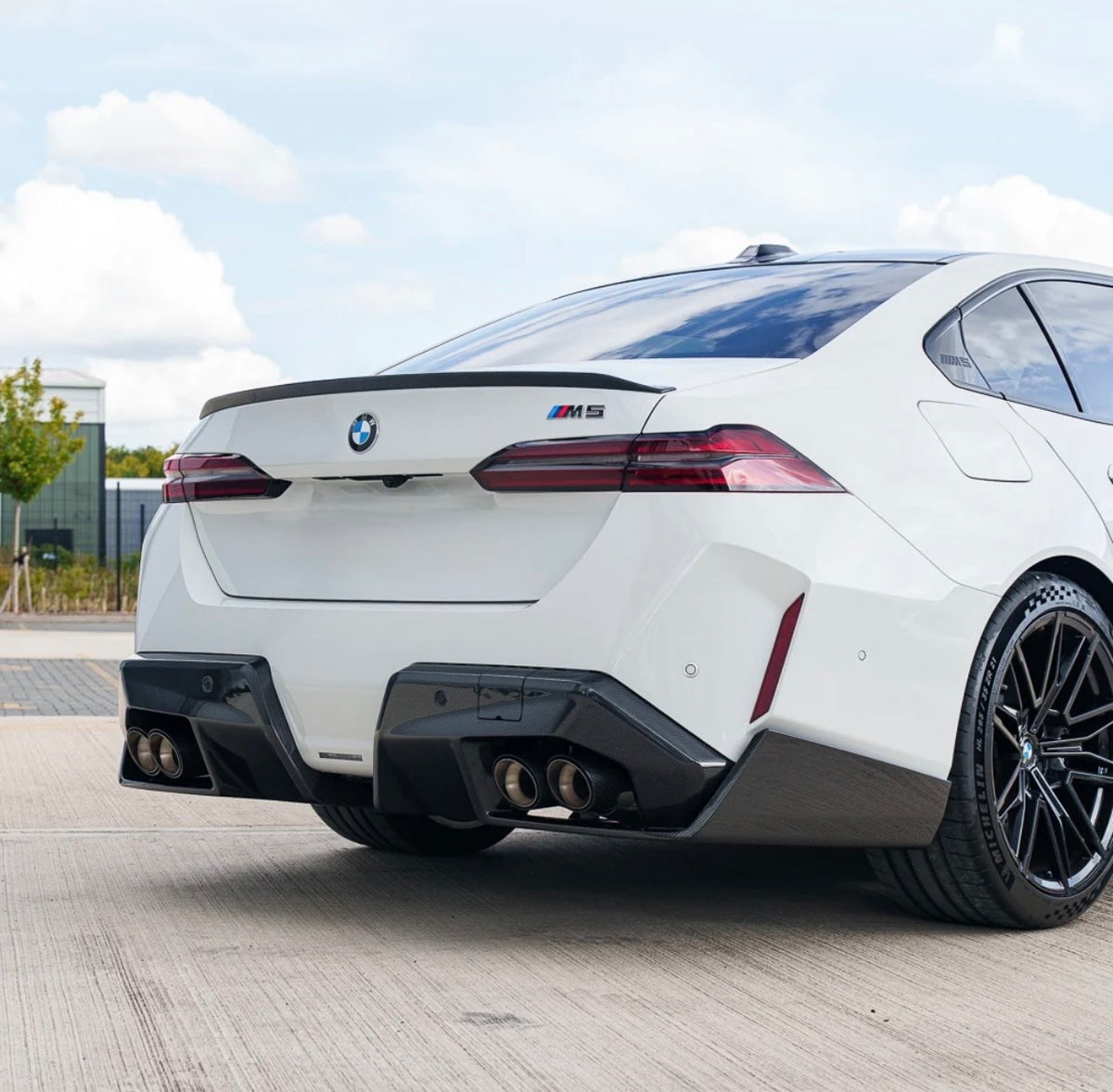 BMW M5 G90 Heckansicht mit MP V2 Carbon Heckdiffusor