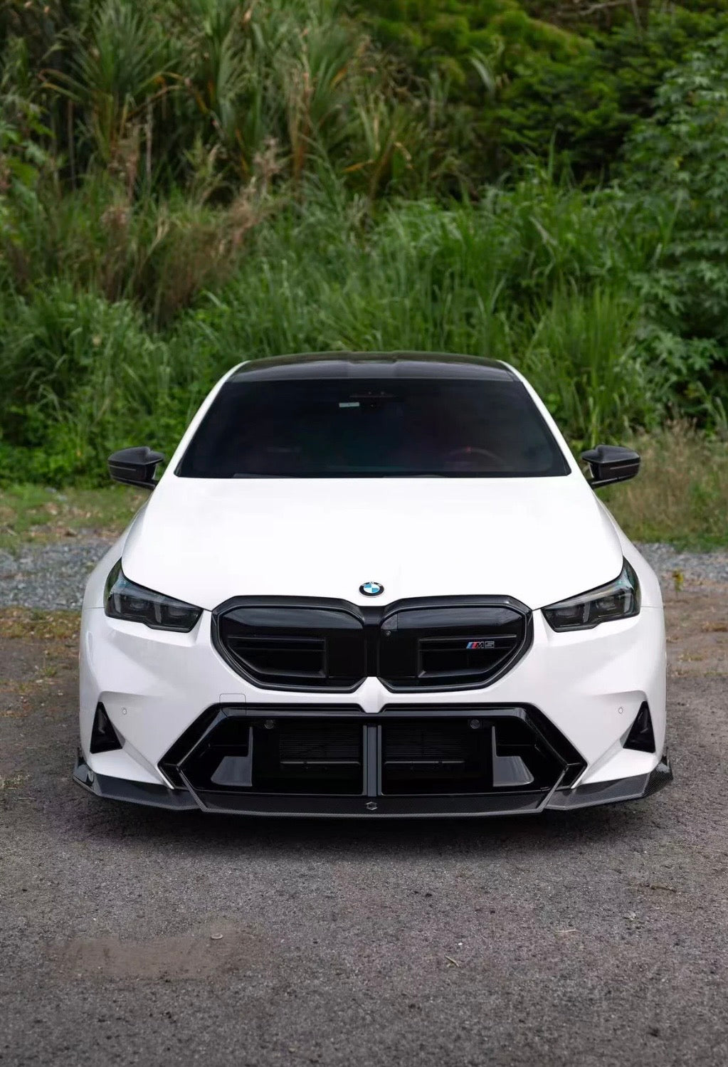 BMW M5 G90 Frontansicht mit CPG+ Dry-Carbon Frontspoiler