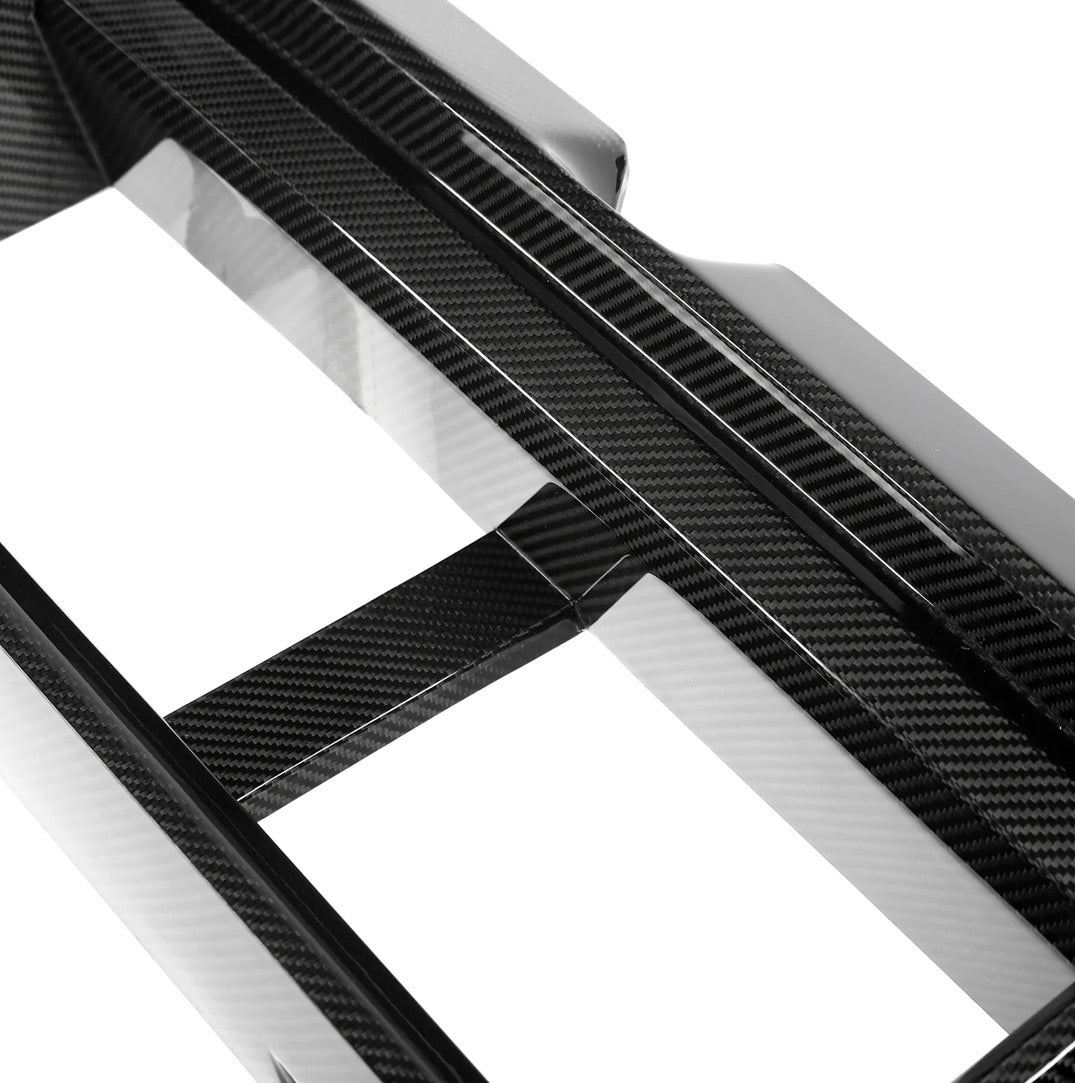 Detailansicht des Dry-Carbon Stoßstangeneinsatzes für BMW M5 G90 G99