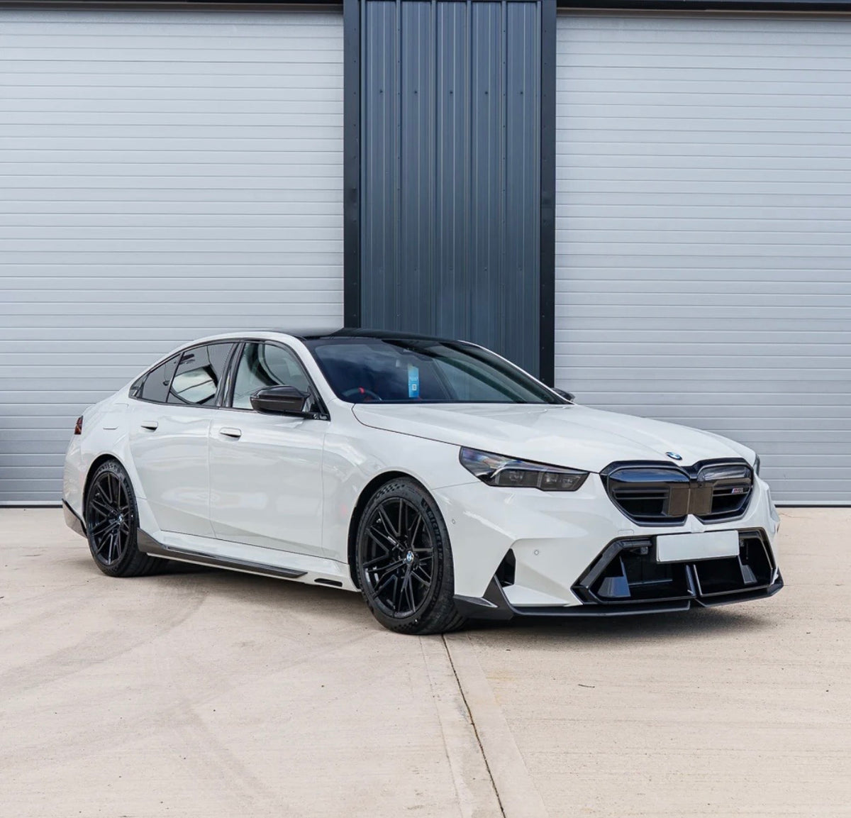 BMW M5 G90 mit CPG+ MP V2 Dry-Carbon Frontlippe