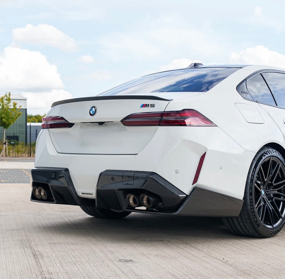 BMW M5 G90 mit CPG+ MP V2 Dry-Carbon Heckdiffusor
