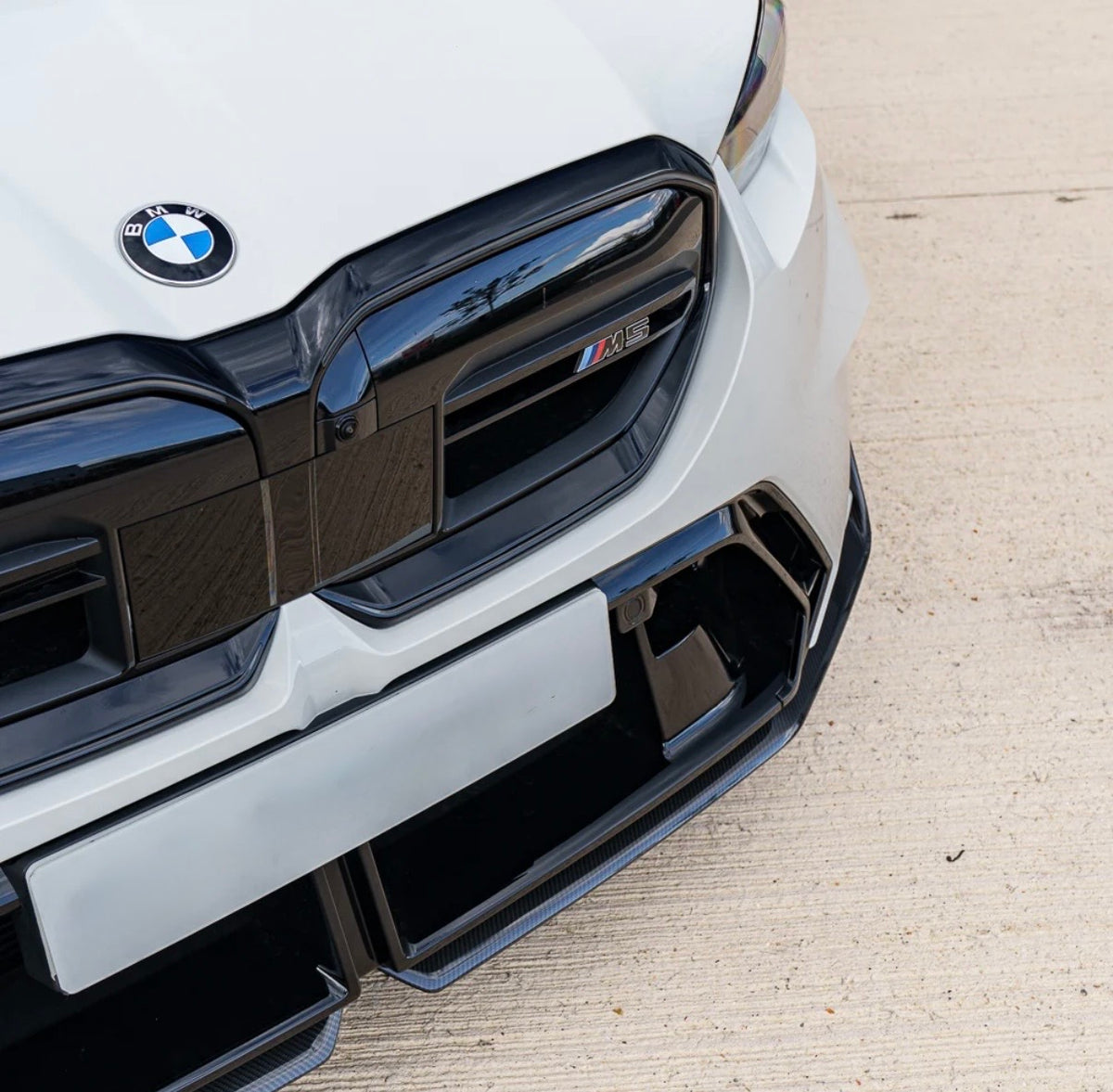 Detailansicht der CPG+ MP V2 Dry-Carbon Frontlippe am BMW M5 G90