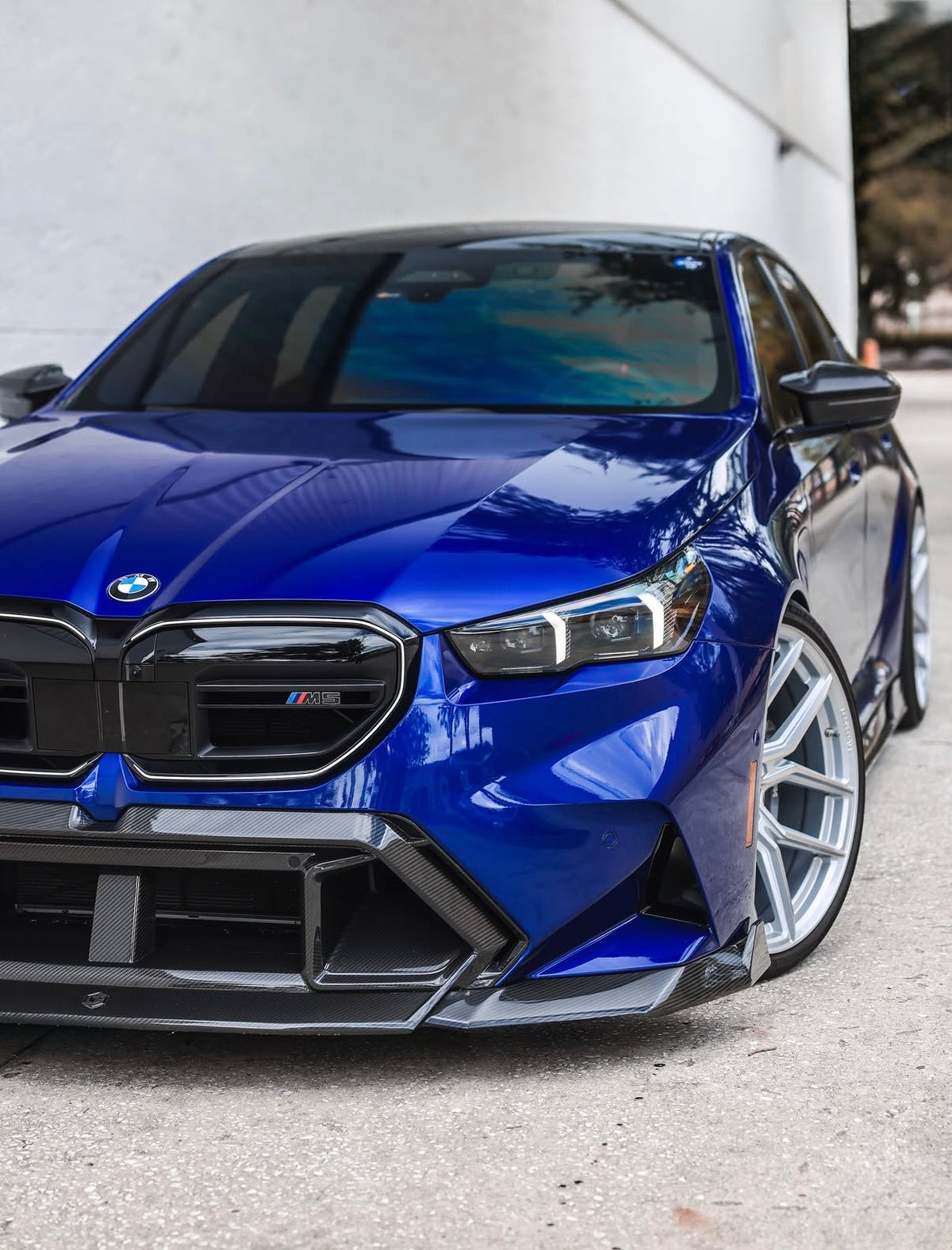 BMW M5 G90 mit CPG+ RV V1 Dry-Carbon Frontlippe