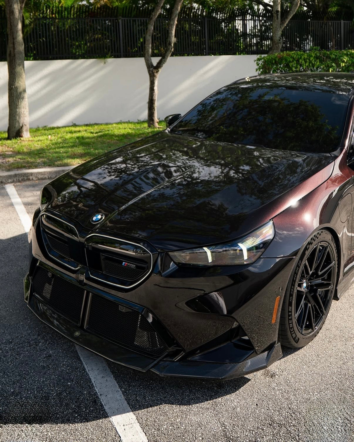BMW M5 G90 mit RV V1 Dry-Carbon Frontspoiler