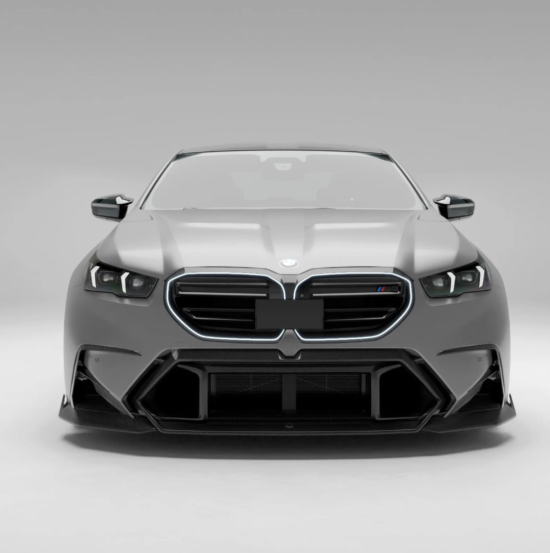 BMW M5 G90 mit RV V1 Carbon Stoßstangeneinsatz in der Seitenansicht
