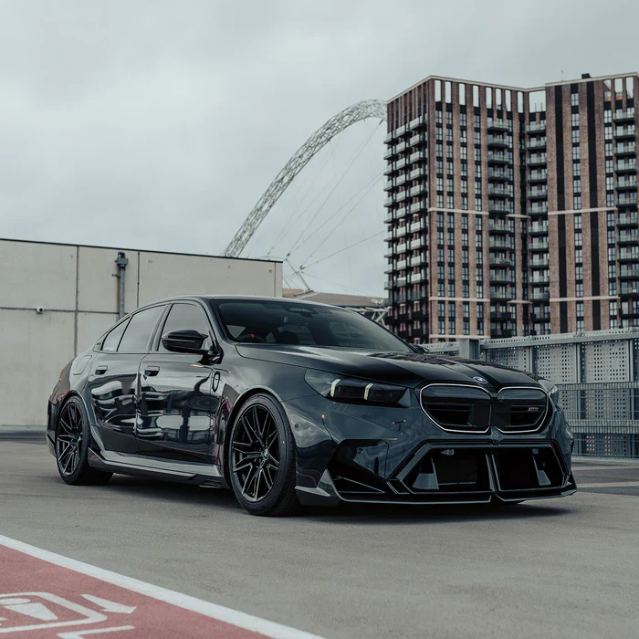 BMW M5 G90 schwarz mit MP V2 Dry-Carbon Frontlippe