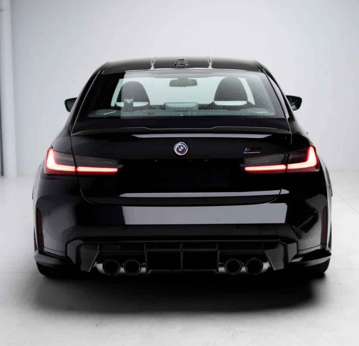 Schwarzer BMW mit CPG + OEM+ V5 Carbon Heckspoiler – sportliche Heckansicht