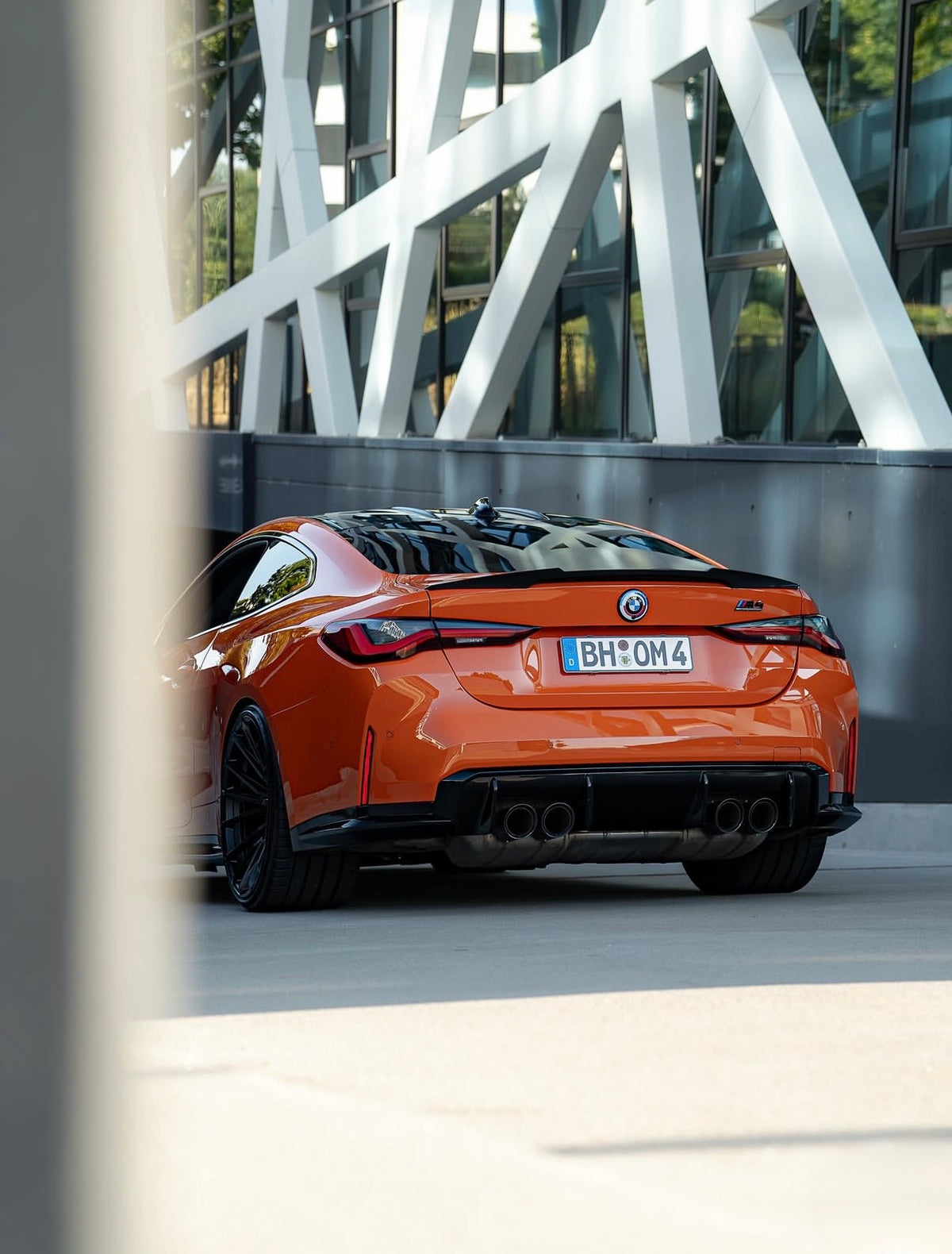 Orangefarbener BMW mit montiertem CPG + V4 Carbon Heckspoiler in der Heckansicht