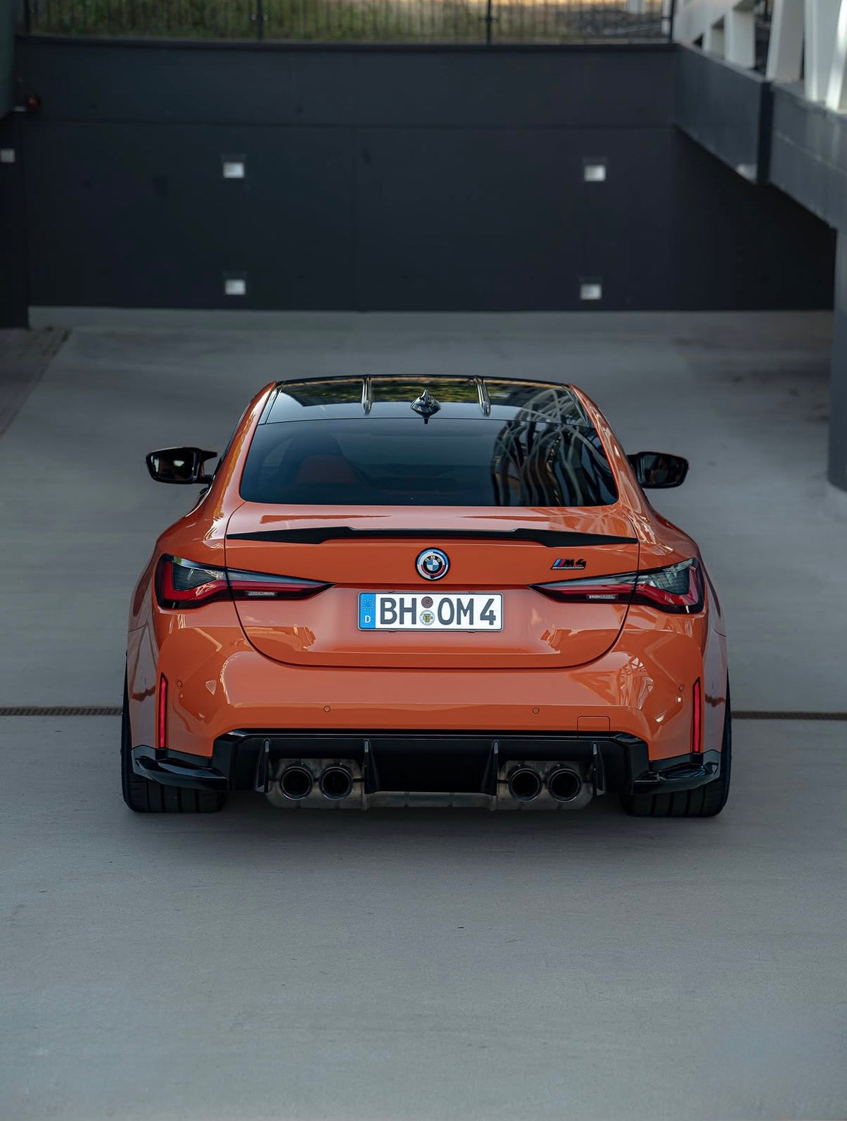 BMW mit V4 Carbon Heckspoiler – sportliche Heckgestaltung und Spoilerkontur