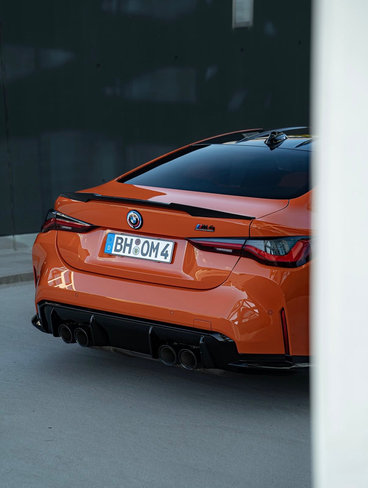 CPG + V4 Dry-Carbon Heckspoiler auf orangefarbenem BMW – schräge Heckansicht