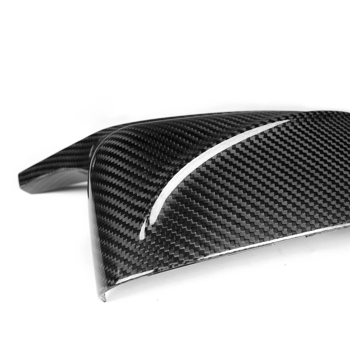 Nahaufnahme der glänzenden Carbonfaserstruktur einer CPG + Dry-Carbon Spiegelkappe für BMW X-Modelle