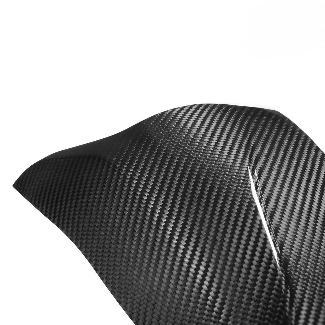 Detailaufnahme der glänzenden Carbonfaserstruktur einer CPG + Dry-Carbon Spiegelkappe für BMW M-SUV-Modelle