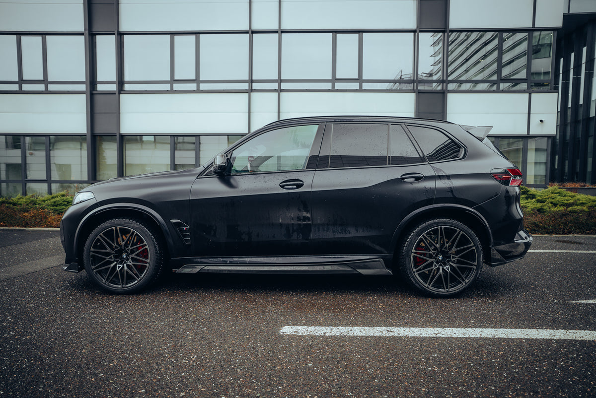 BMW X5 M F95 LCI Seitenansicht mit Carbon Parts Germany Carbon Kit