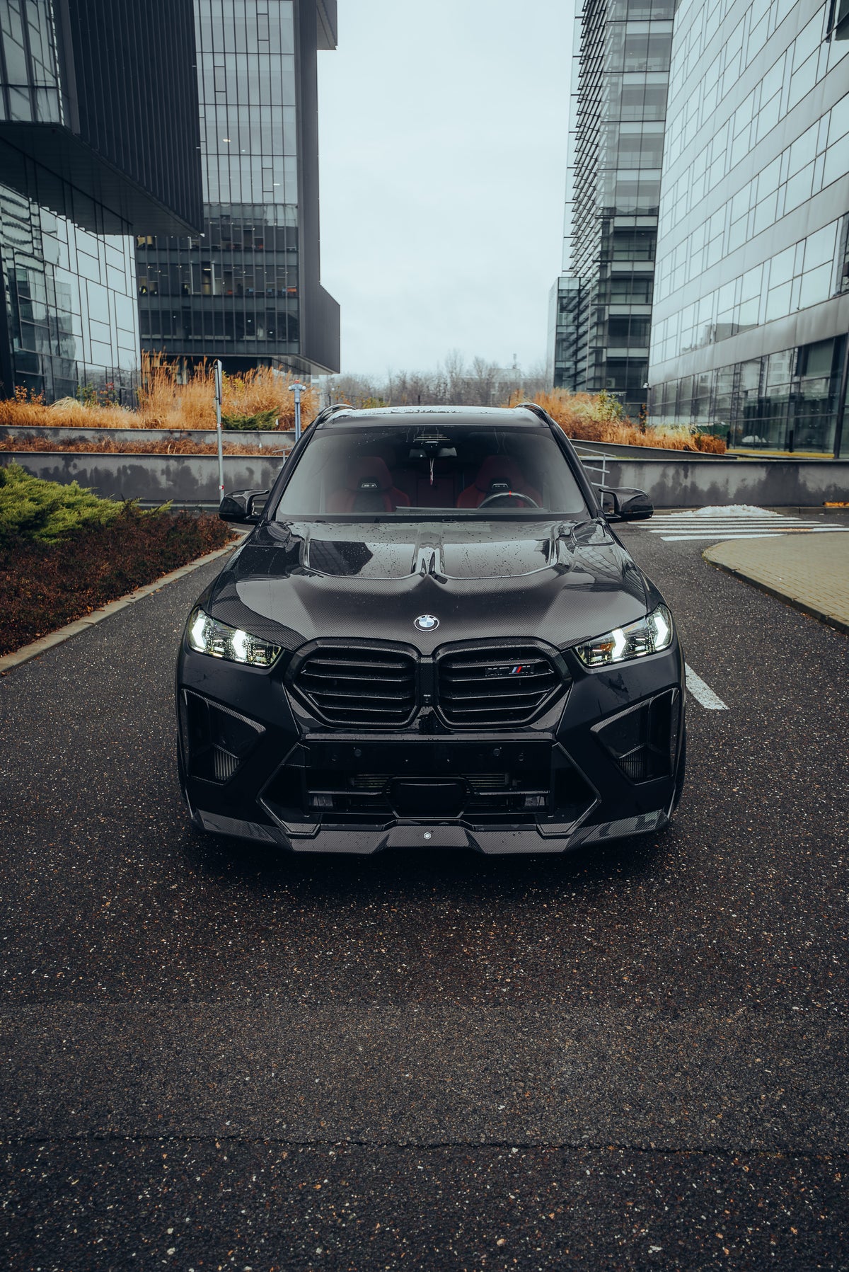 BMW X5 M F95 LCI Frontansicht mit CPG Dry-Carbon Kit
