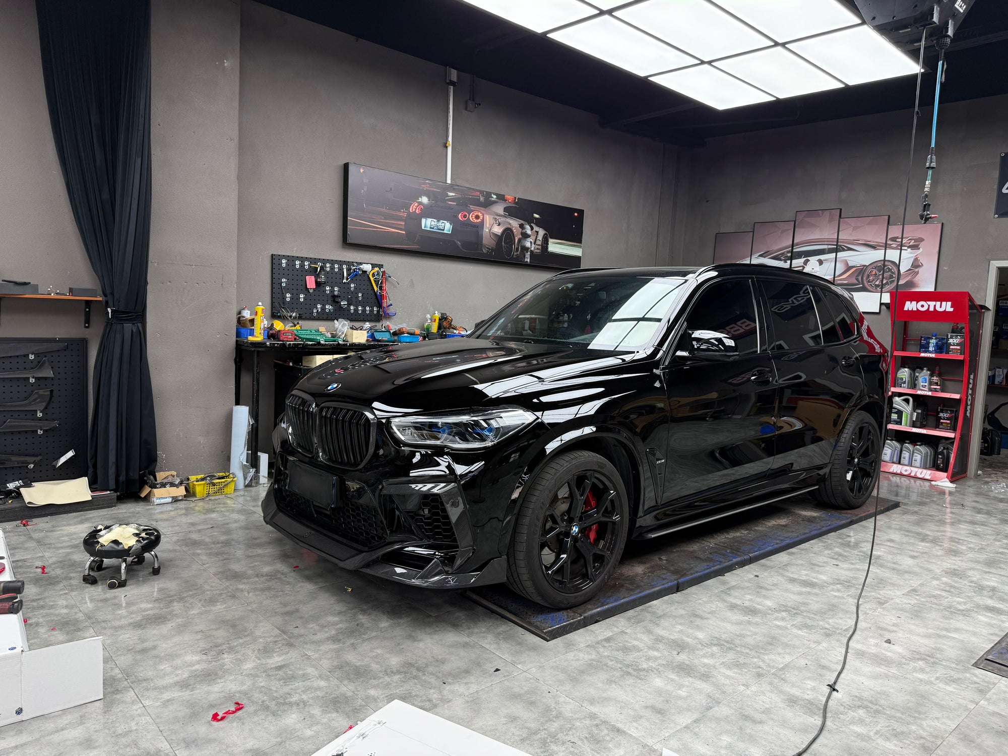 BMW X5 M F95 Pre-LCI mit CPG RV Carbon Frontlippe in der Werkstatt