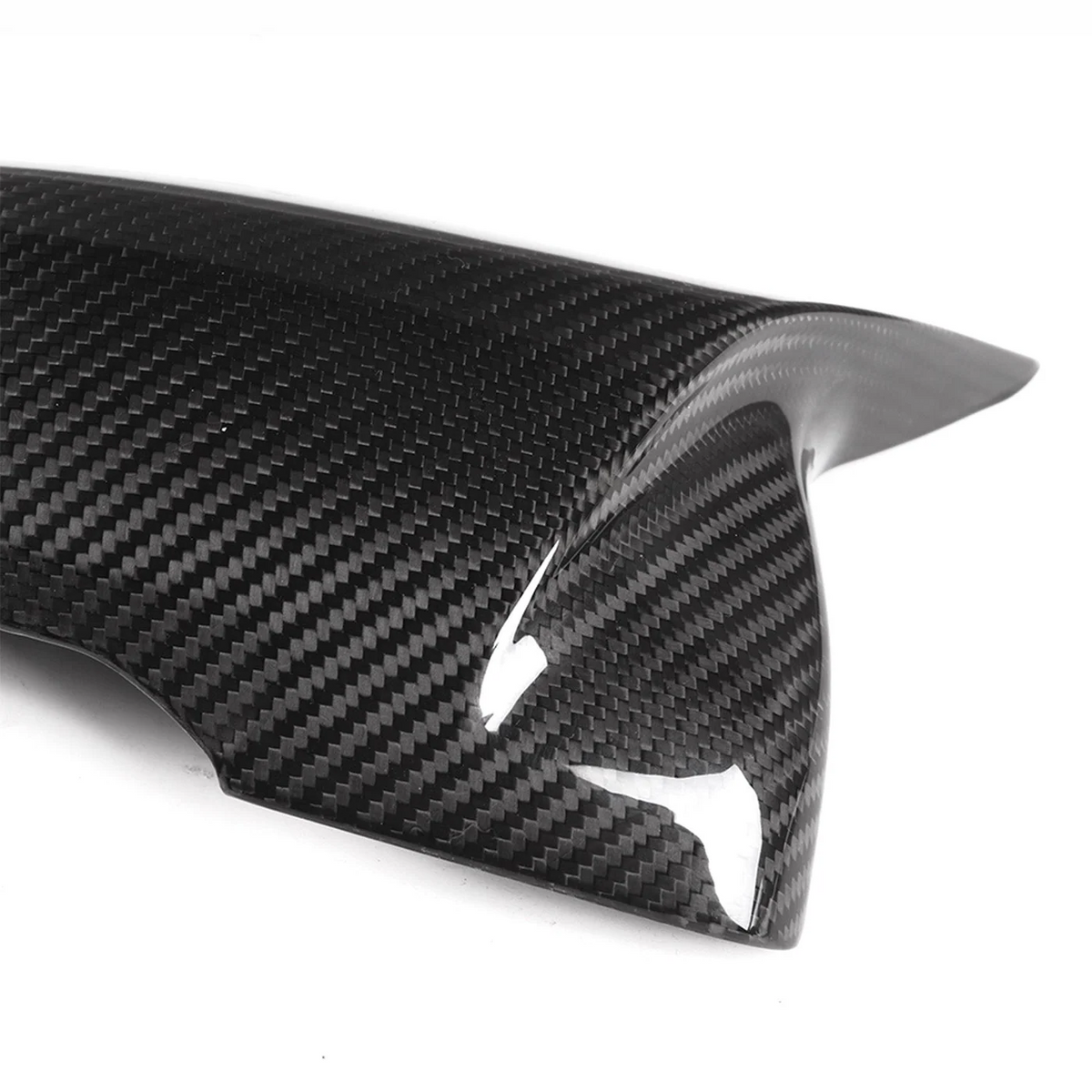 Detailaufnahme einer CPG + Spiegelkappe aus Dry-Carbon mit sichtbarer Carbonfaserstruktur und glänzender Oberfläche
