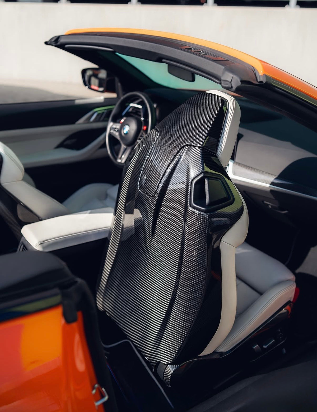 BMW Carbon Kopfstützen Cover montiert im sportlichen Innenraum