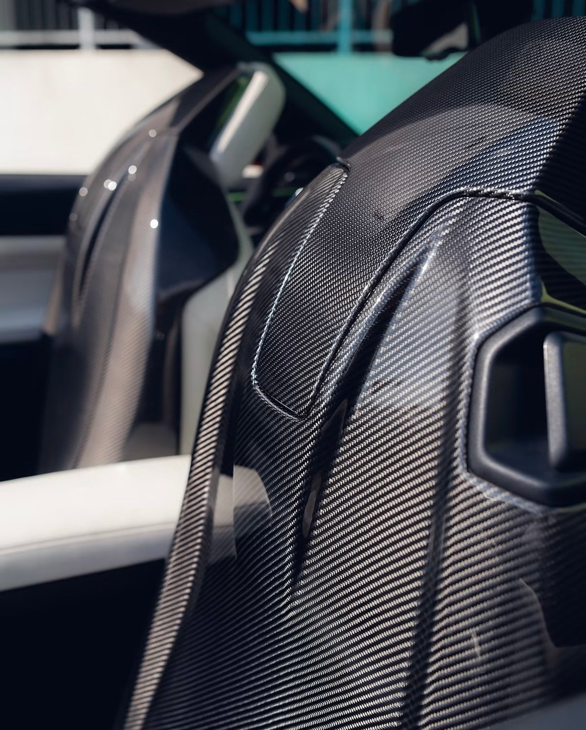 Carbon Kopfstützen Cover montiert am BMW Sitz