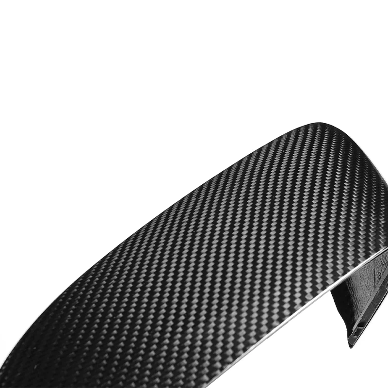Detailaufnahme der CPG + Dry-Carbon Spiegelkappe mit sichtbarer Carbonfaserstruktur und hochwertigem glänzendem Finish für BMW Modelle