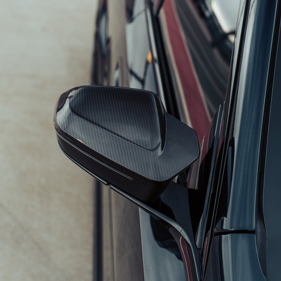 CPG + Dry-Carbon Spiegelkappe montiert am BMW – sportliche Seitenansicht
