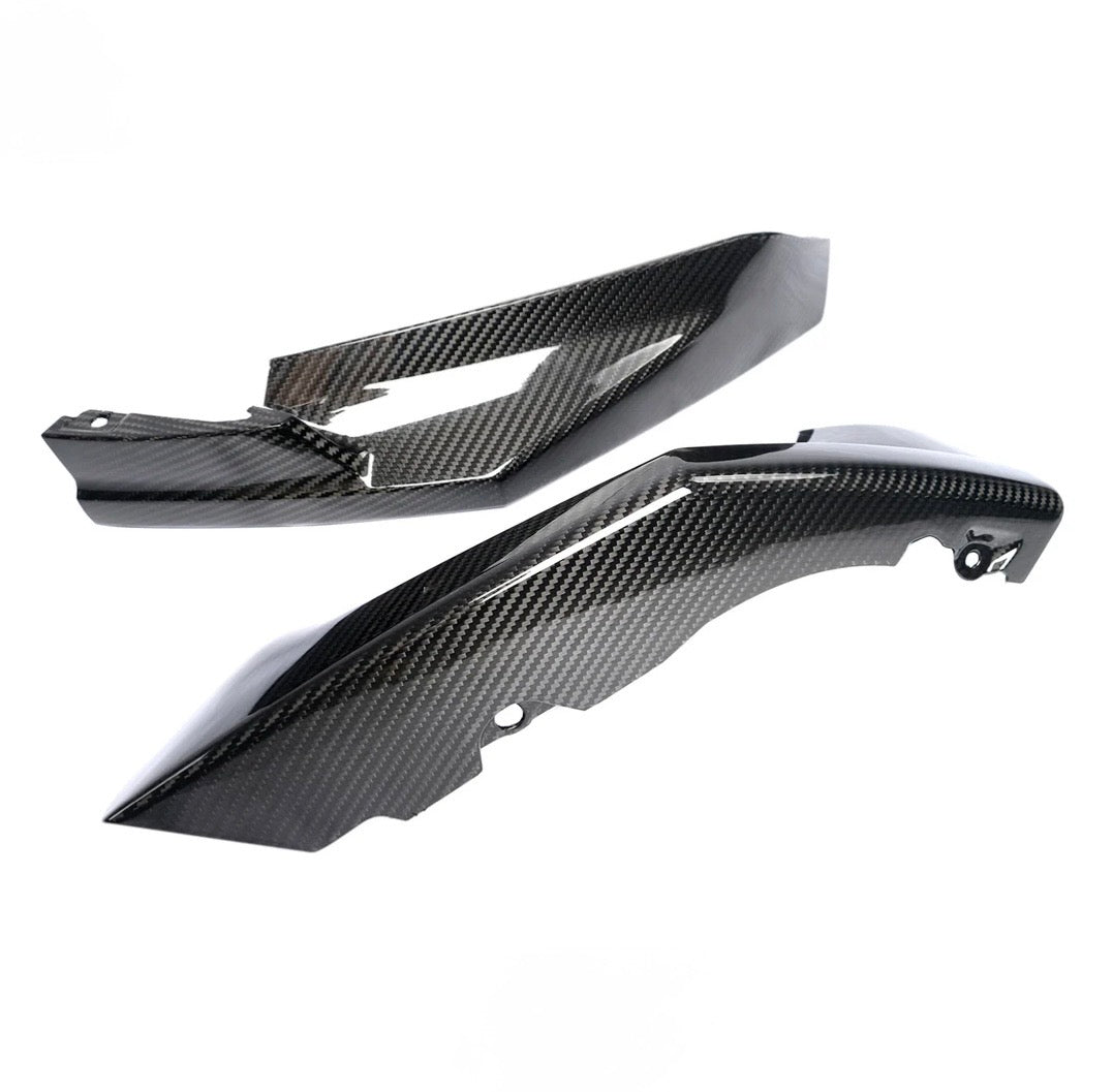 Detailansicht der CPG+ MP V4 Dry-Carbon Frontlippe mit seitlichen Aero-Elementen