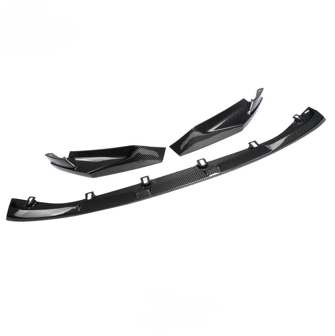 Komplettansicht der CPG+ MP V4 Frontlippe aus Echtcarbon mit seitlichen Elementen für BMW M3 G80 G81 und M4 G82 G83