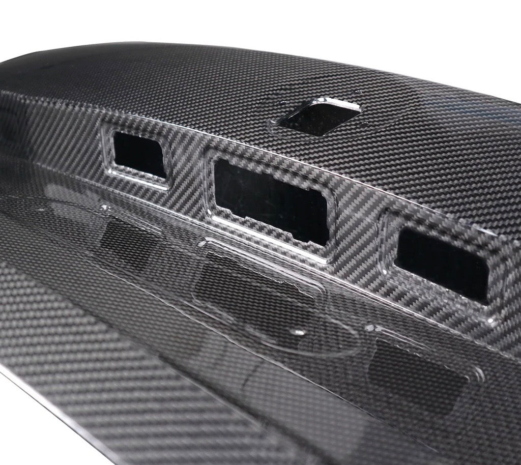 CPG+ OEM Plus V4 Dry-Carbon Kofferraumdeckel für BMW 4er G22 und M4 G82 – Detail der Innenseite und Befestigungsbereiche