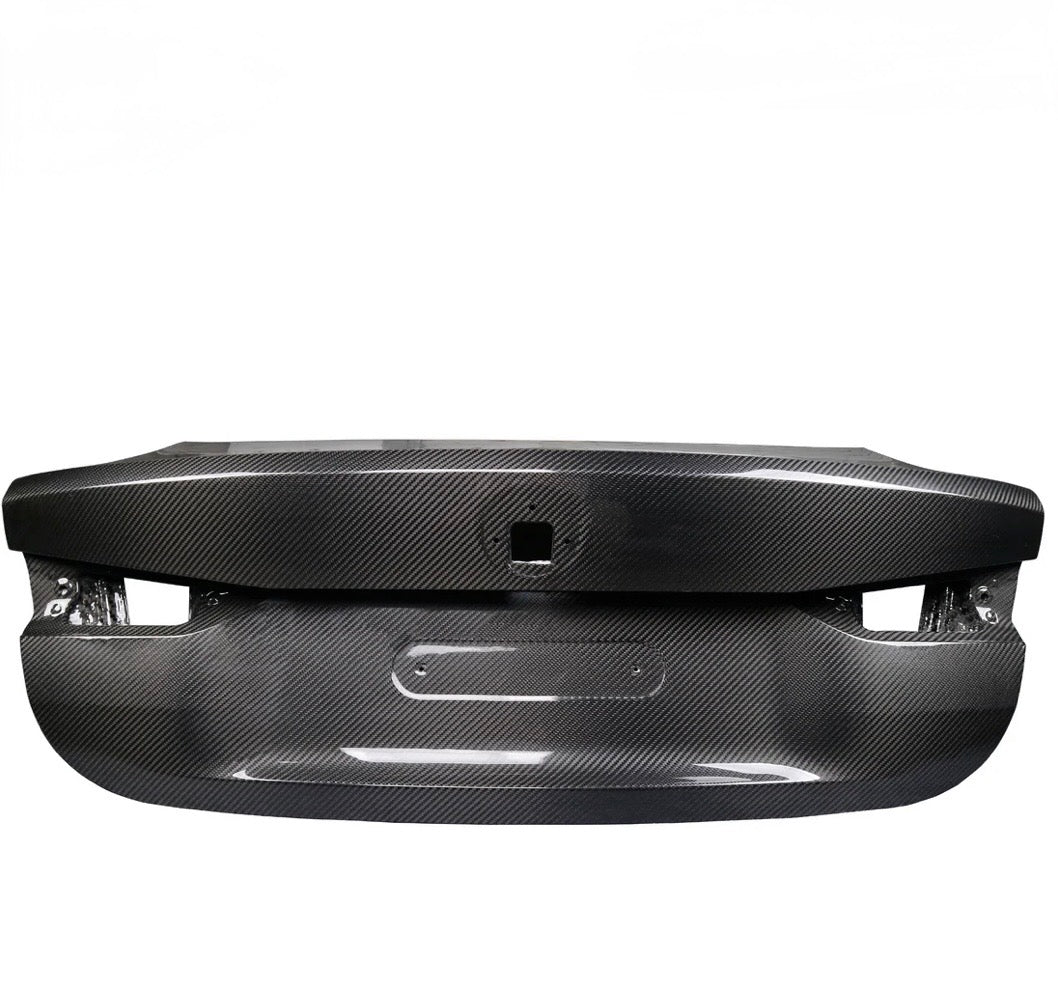 CPG+ OEM Plus V4 Dry-Carbon Kofferraumdeckel für BMW G20 G80 G22 G82 – Heckansicht mit integrierter Spoilerkante