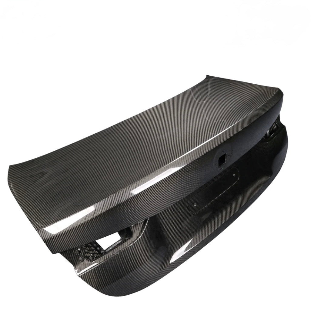 CPG+ OEM Plus V4 Kofferraumdeckel aus Dry-Carbon passend für BMW G20 G80 G22 G82 – Seitenansicht mit sportlicher Spoilerkante