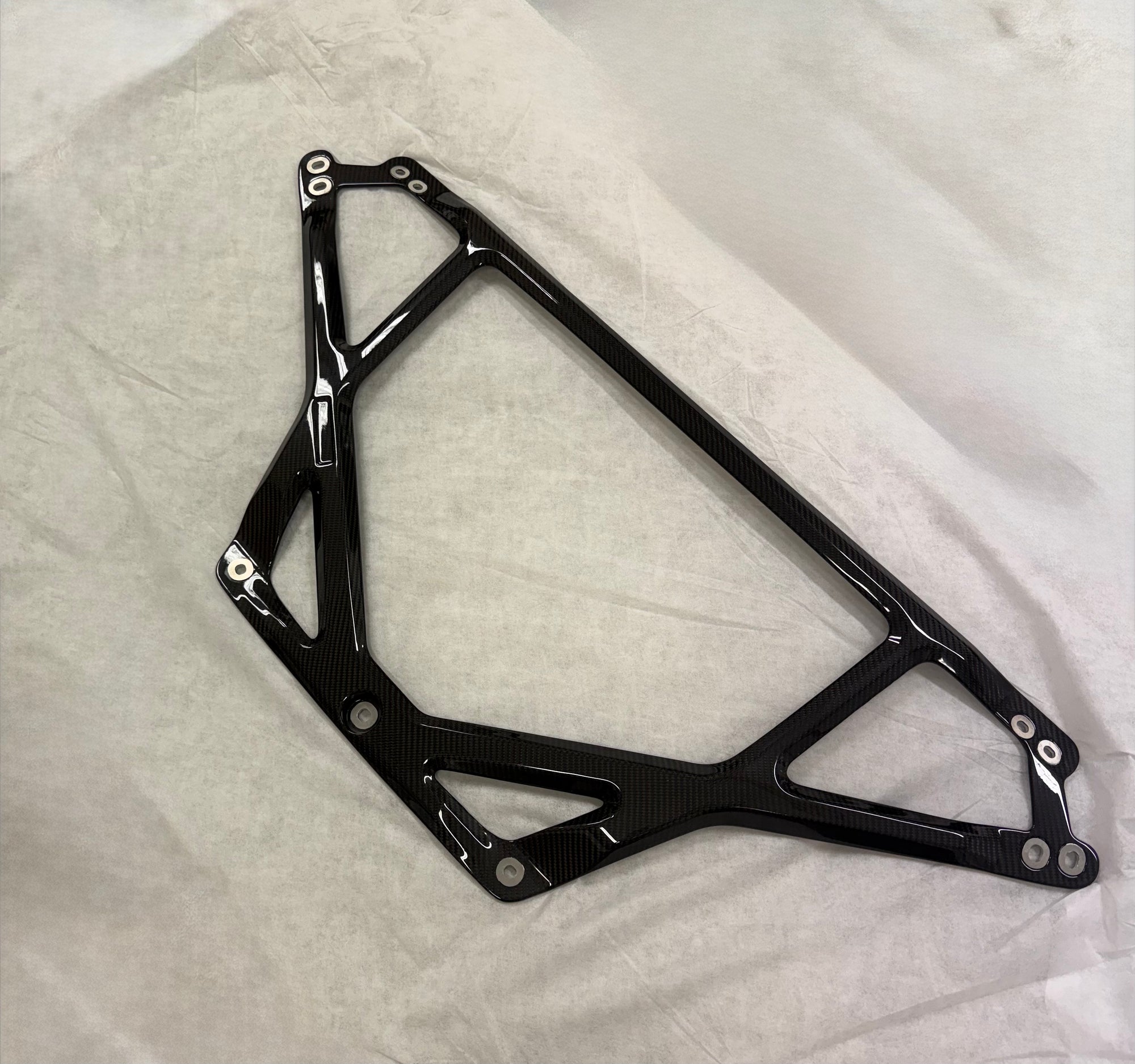 Detailaufnahme der CPG+ V1 Domstrebe mit sichtbarer Carbonstruktur für BMW M2 G87 und M3 M4