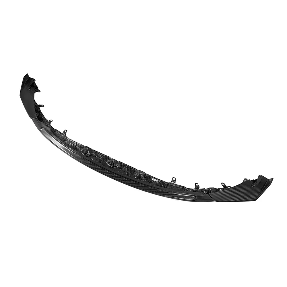 Seitliche Ansicht der CPG+ V2 CS Frontlippe aus Dry-Carbon für BMW M3 G80 G81 und BMW M4 G82 G83