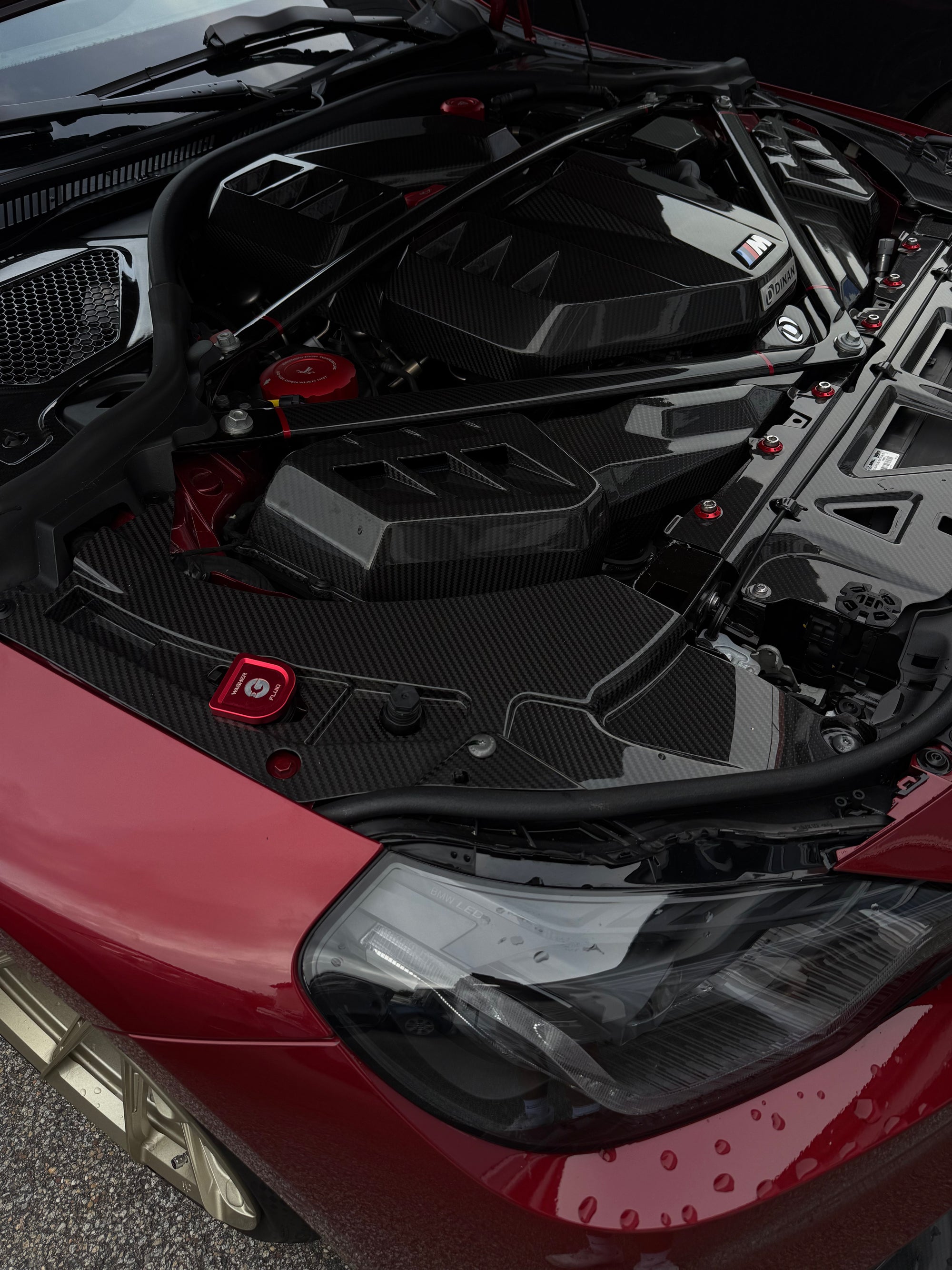 Detailaufnahme der CPG+ V3 Carbon Domstrebe und ihrer Befestigung im BMW M Motorraum