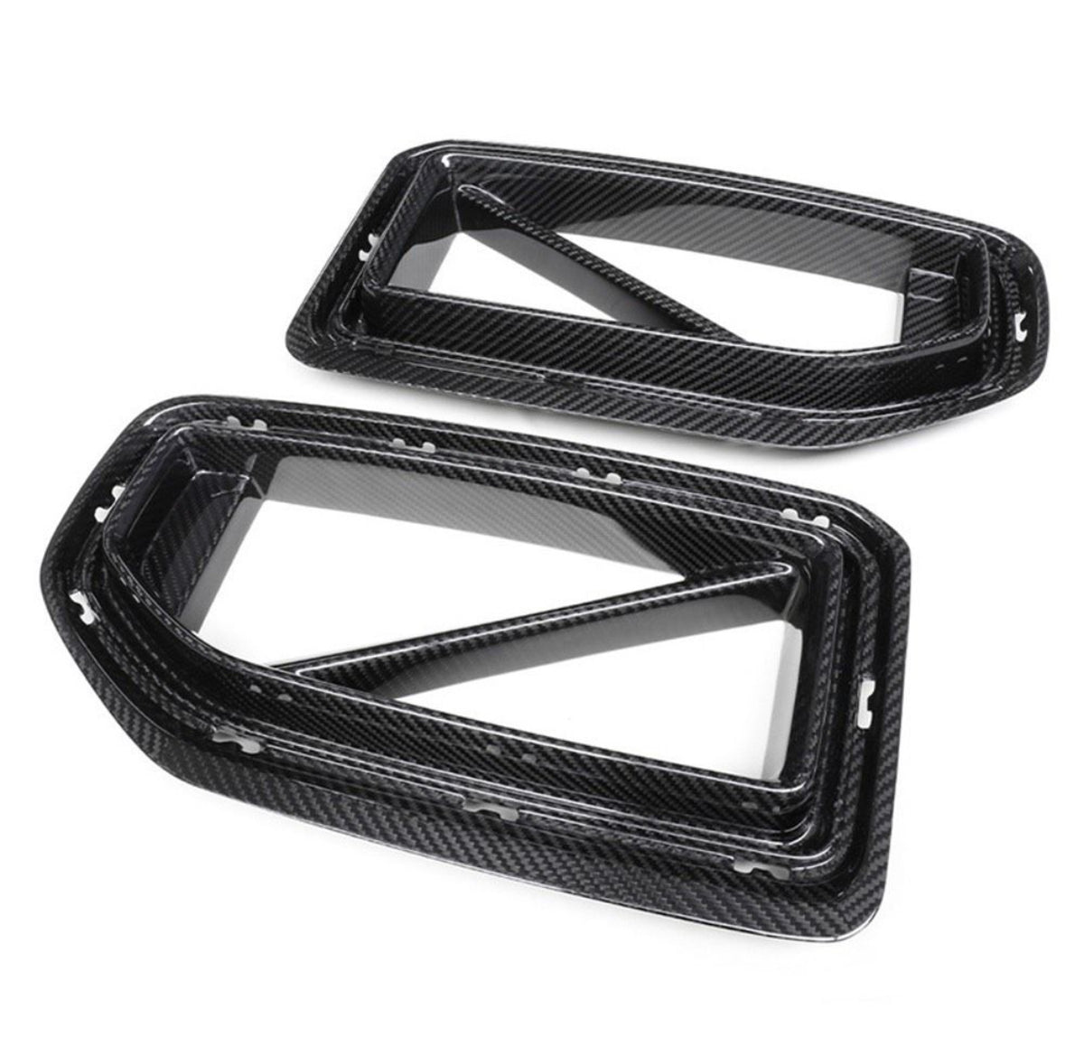 CPG + V3 Frontgrill aus hochwertigem Prepreg Dry-Carbon für BMW M2 G87 mit diagonaler Strebenführung.