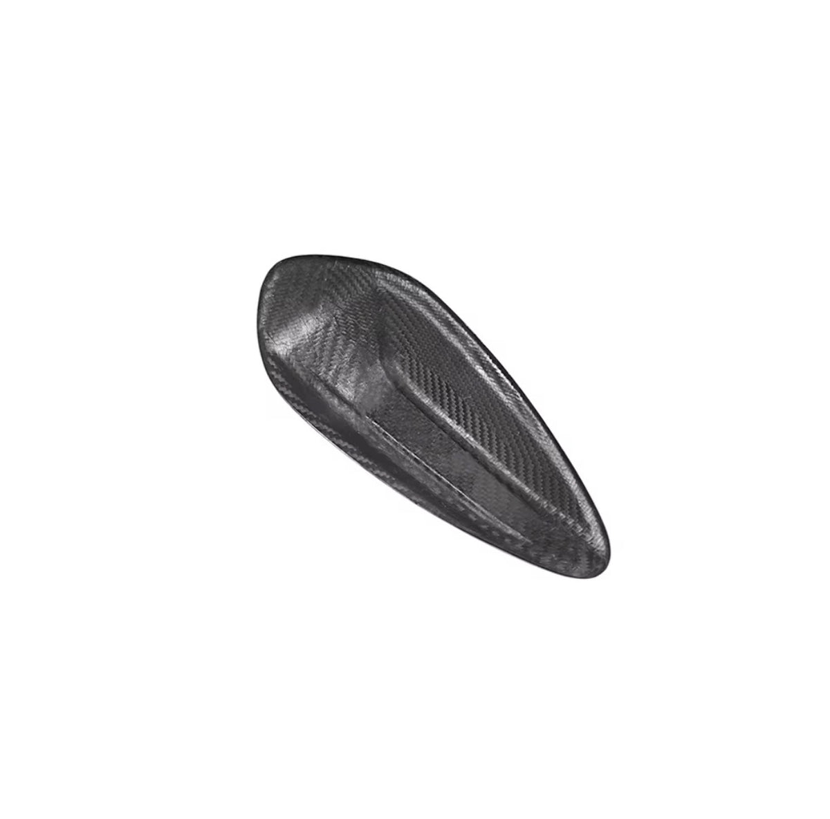 CPG + V5 Carbon Dachantenne passend für BMW X5 M F95 LCI und X6 M F96 LCI – hochwertige Dry-Carbon Antennenabdeckung in Schrägansicht