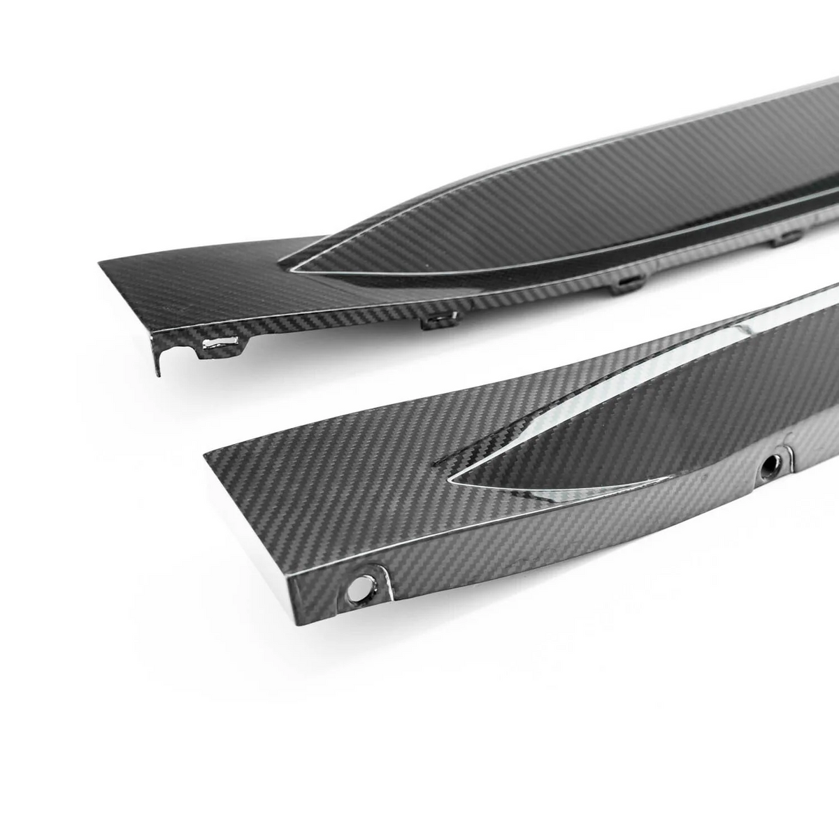 CPG+ V5 OEM+ Seitenschweller aus hochwertigem Dry-Carbon mit schlanker Formgebung und sportlichen Abschlüssen