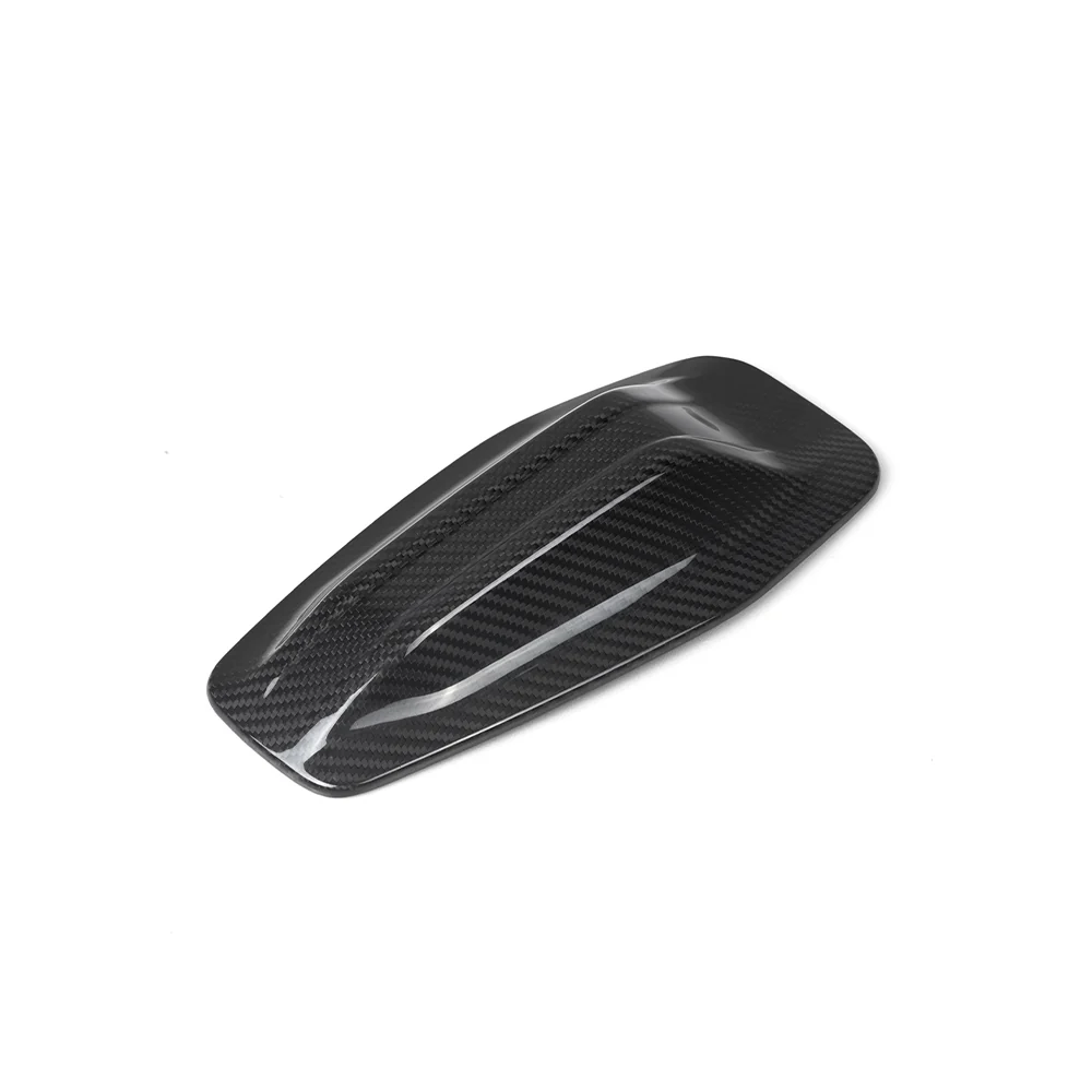 CPG + V6 Dachantenne Dry-Carbon passend für BMW i5 G60, 5er G68 und 7er G70 – Carbon Body Kit Zubehör in Schrägansicht