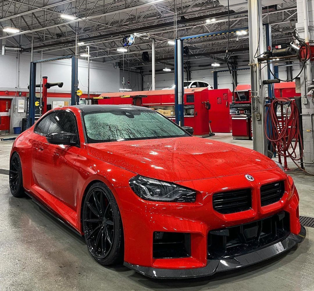 CPG+ V9 Carbon Frontlippe montiert am roten BMW M2 G87