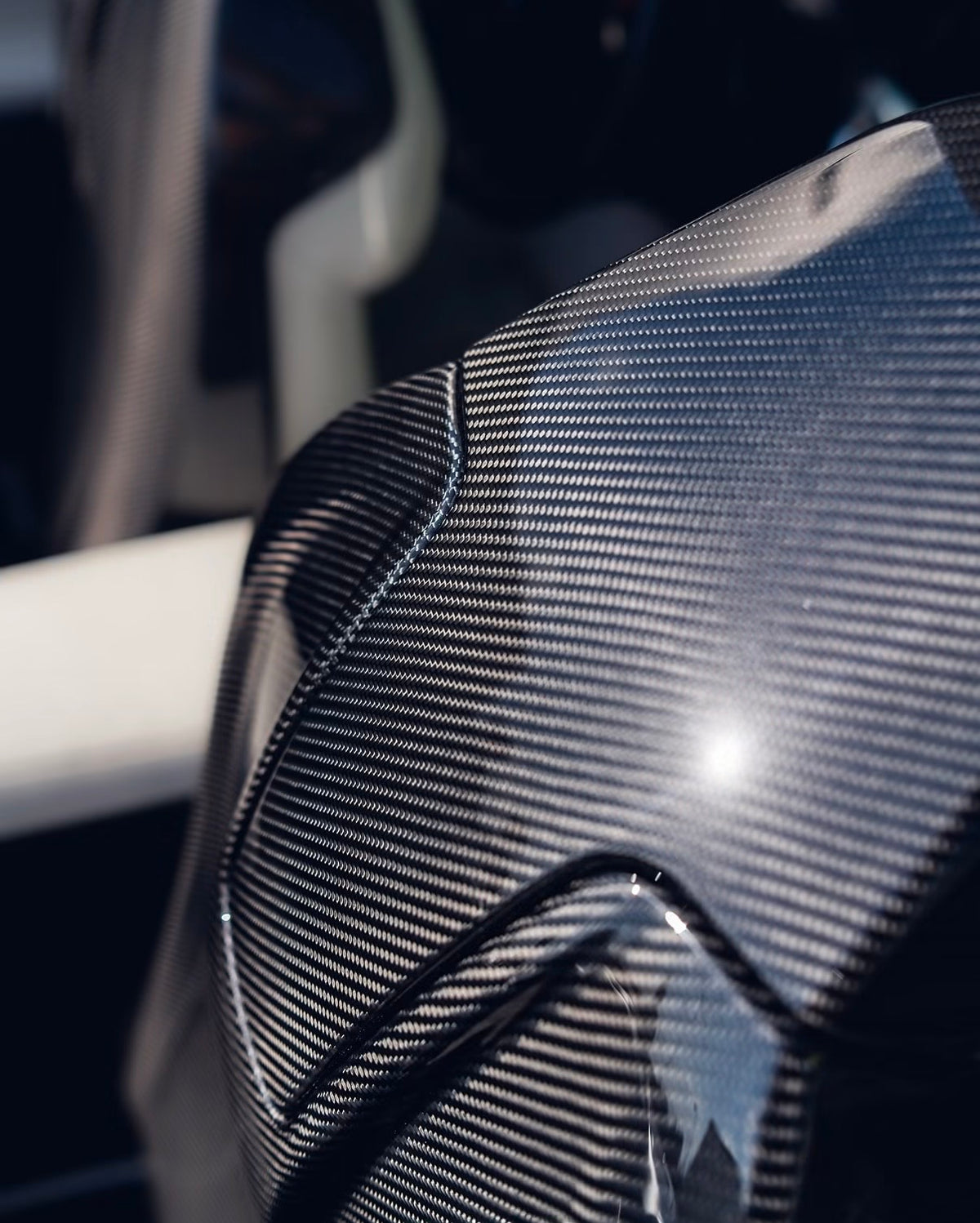 Dry-Carbon Kopfstützen Cover mit sichtbarer Carbonstruktur
