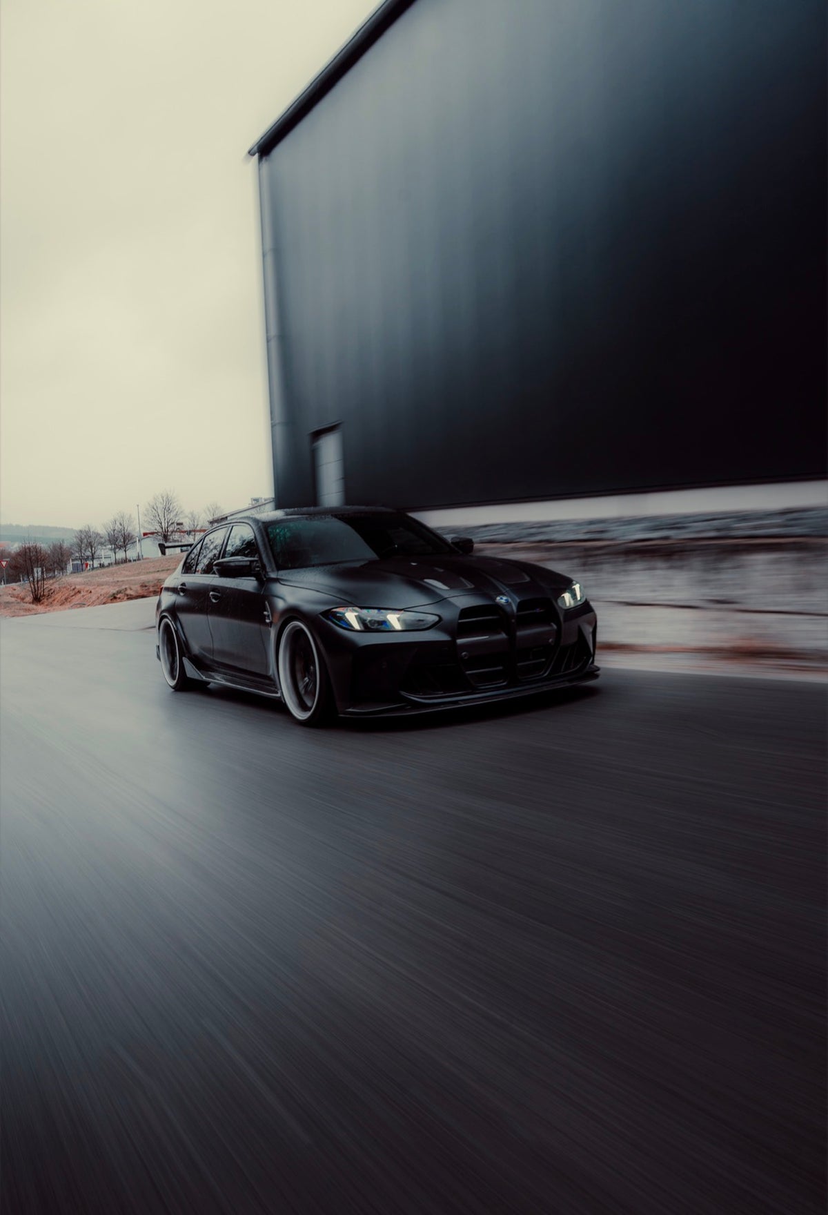 Detailaufnahme der CPG+ V4 MP Carbon Seitenschweller am BMW M3 G80 mit sportlicher Linienführung