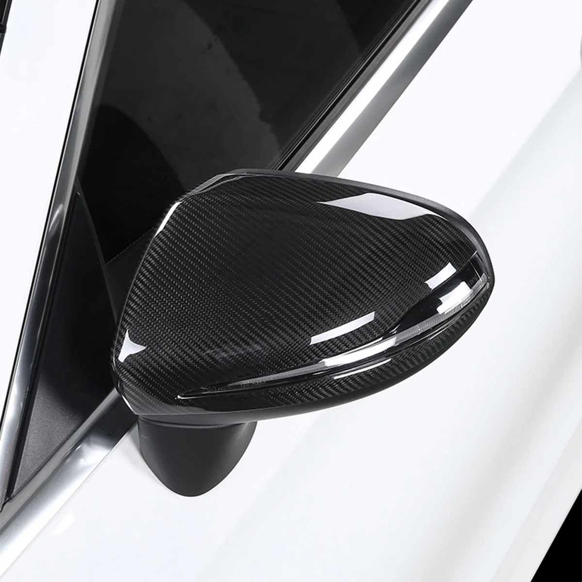 CPG + Carbon Spiegelkappe an einem Mercedes-Benz Außenspiegel montiert – sportliche Carbonoptik mit glänzender Oberfläche und integrierter Blinkerleiste