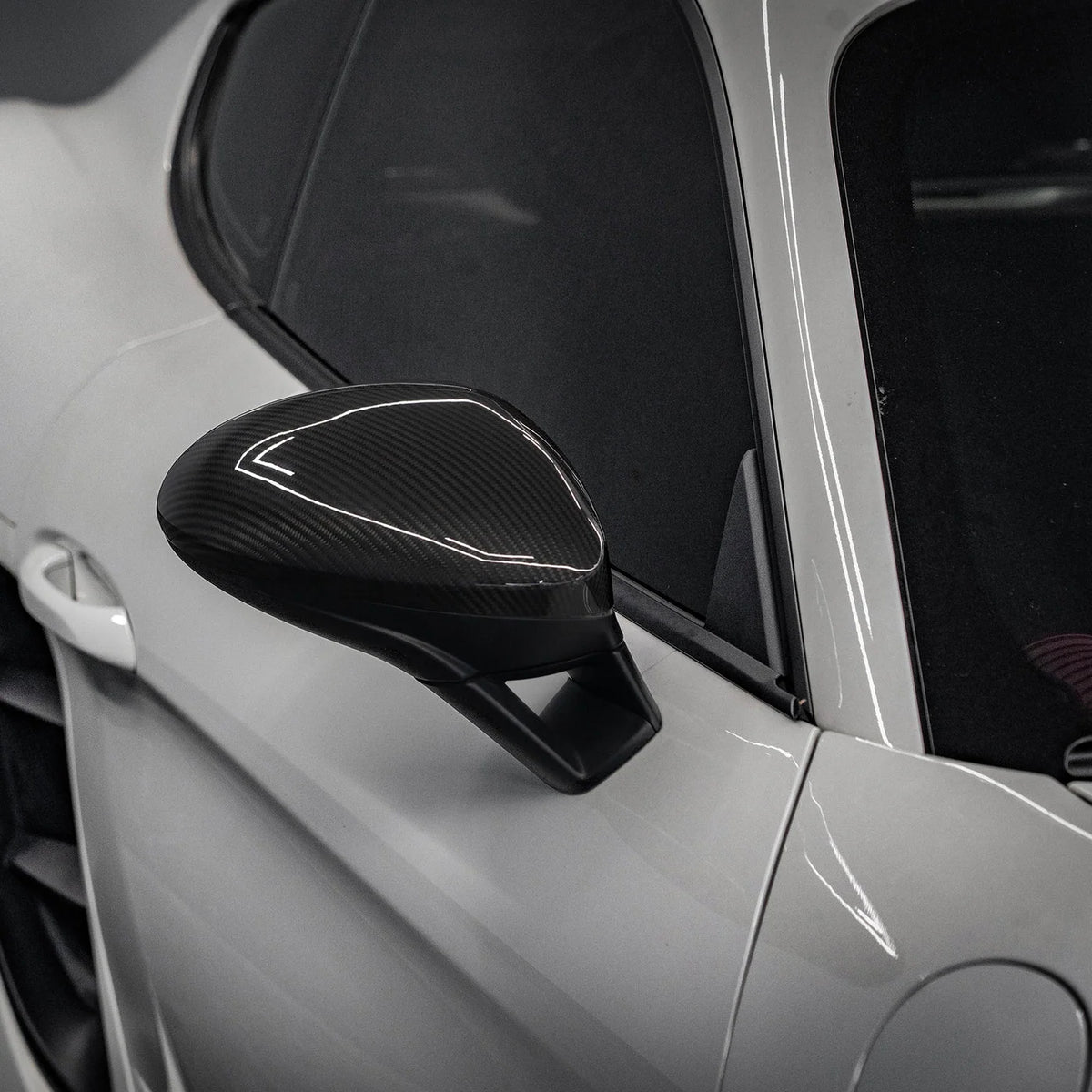 Dry-Carbon Außenspiegelkappen für Porsche 718 Boxster und Cayman – hochwertige Carbonoberfläche in der Detailansicht