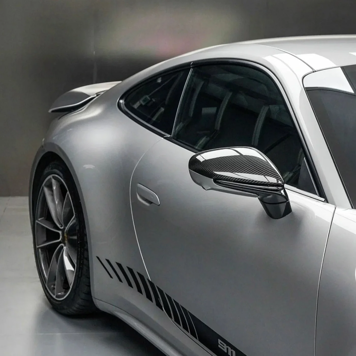 CPG + Dry-Carbon Spiegelkappe montiert an einem Porsche 911 992 – sportliche Seitenansicht mit hochwertigem Carbonfinish