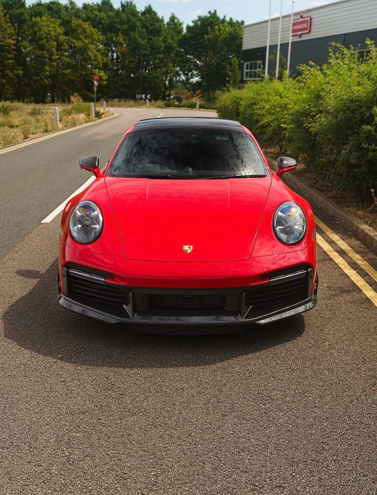 Roter Porsche 911 992 mit CPG + Dry-Carbon Spiegelkappen – Fahrzeugansicht von hinten mit hochwertigen Carbon-Außenspiegeln