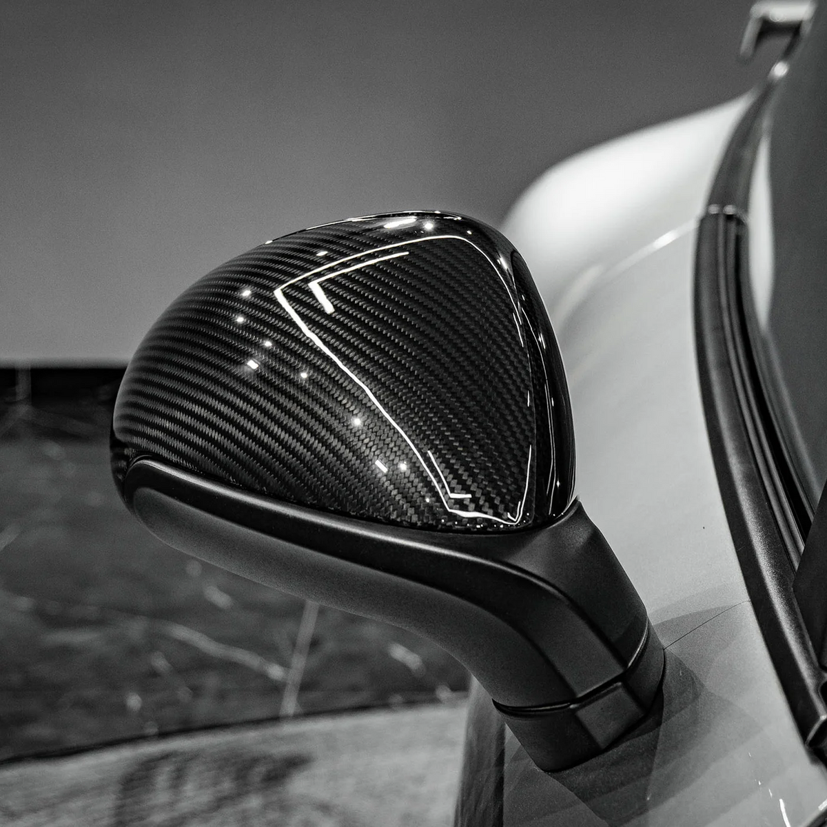 CPG + Carbon Spiegelkappe am Porsche 911 991 montiert mit sichtbarer Carbonfaserstruktur und glänzendem Finish