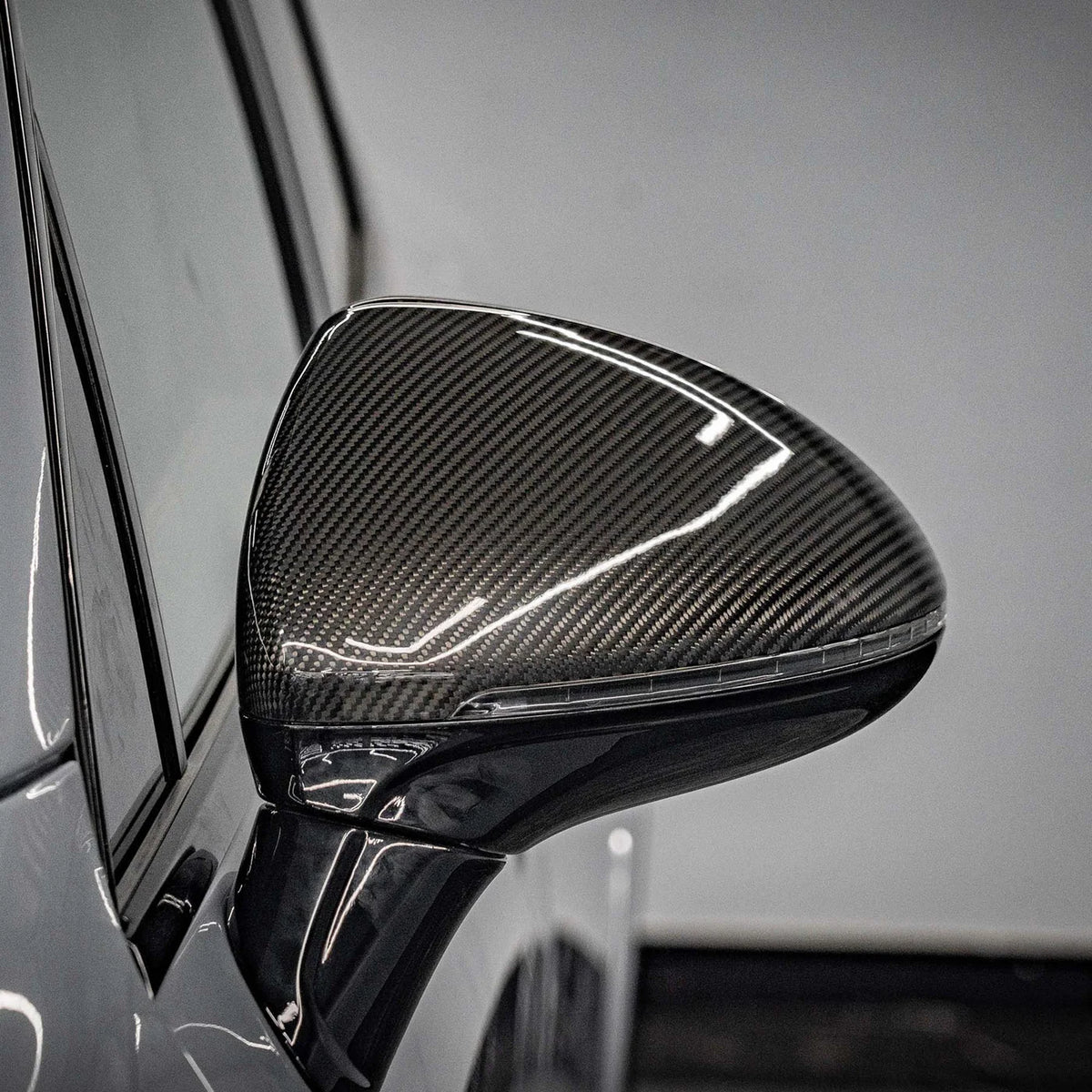 Carbon Spiegelkappen für Porsche Cayenne 958.2 – zwei Spiegelabdeckungen mit glänzender Carbonoberfläche