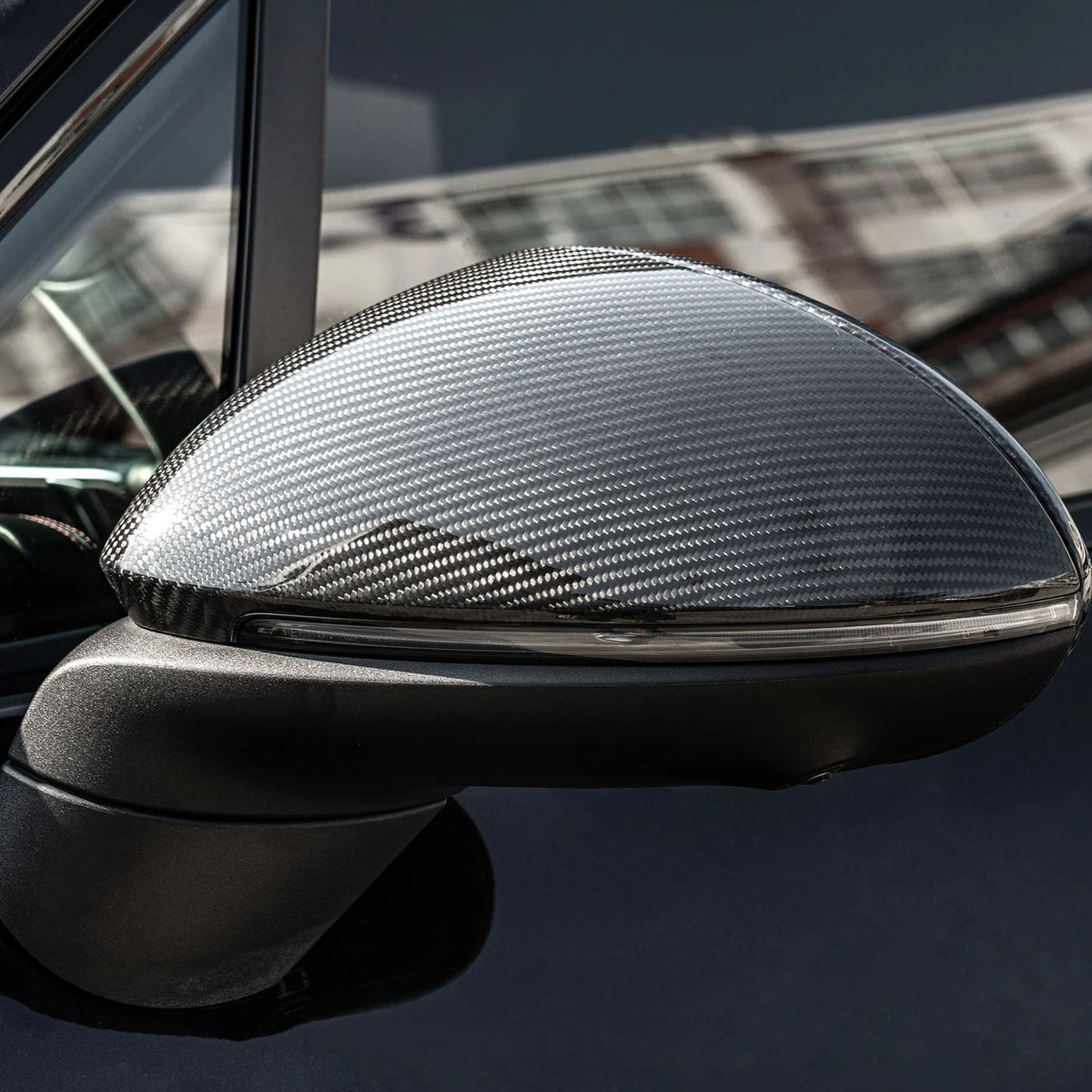 Carbon Spiegelkappe am Porsche Cayenne 9YA montiert – Nahaufnahme des Außenspiegels mit sichtbarer Carbonfaserstruktur