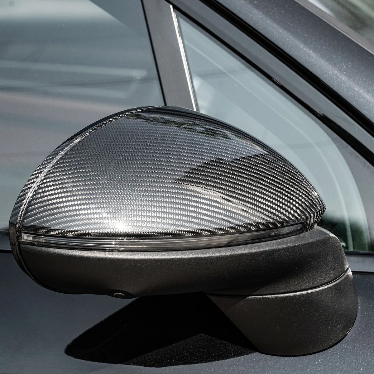 Dry-Carbon Außenspiegelkappe am Porsche Cayenne 9YA – Detailansicht der glänzenden Carbonoberfläche