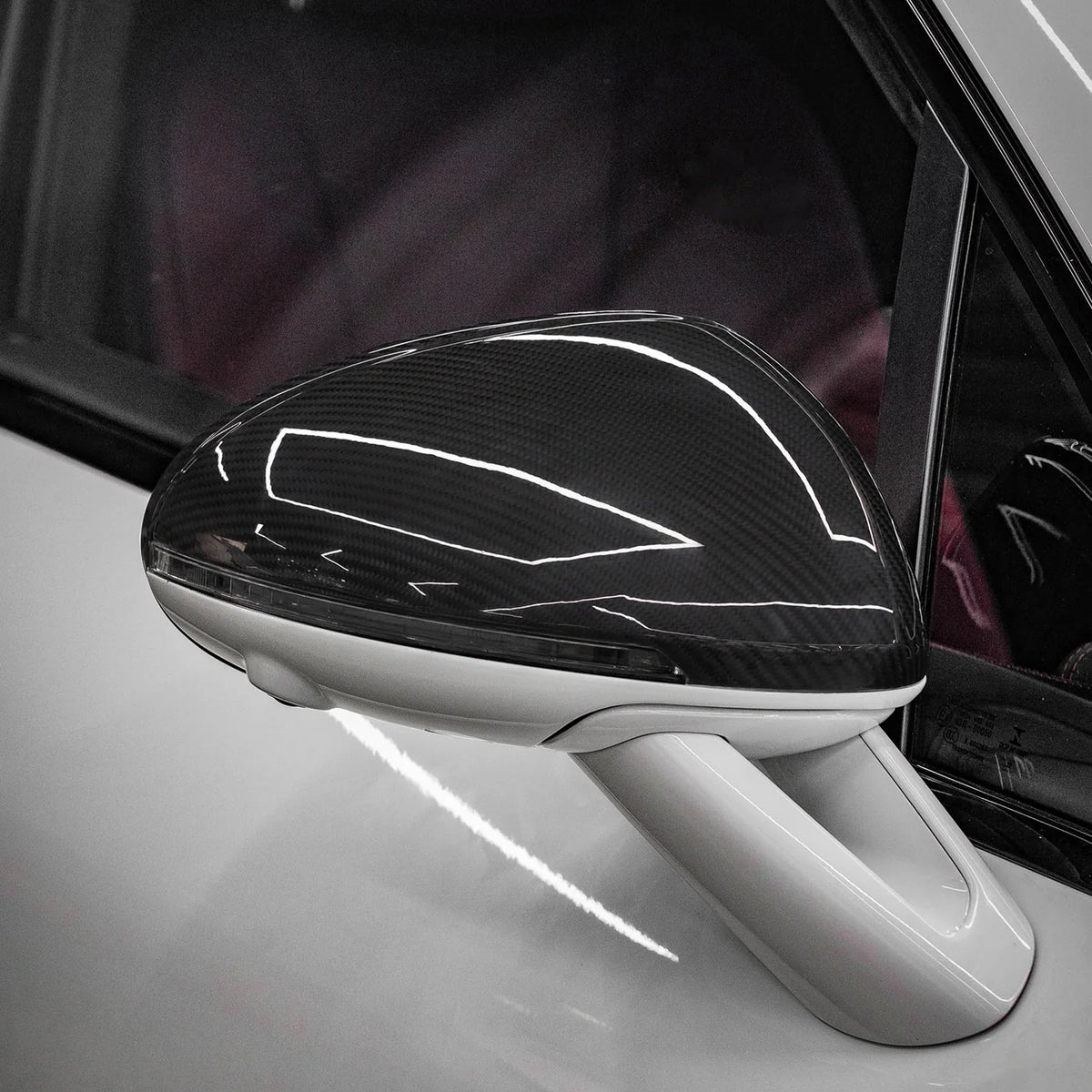 CPG + Carbon Spiegelkappe am Porsche Macan 95B montiert – Nahaufnahme des Außenspiegels mit hochwertigem Carbonfinish